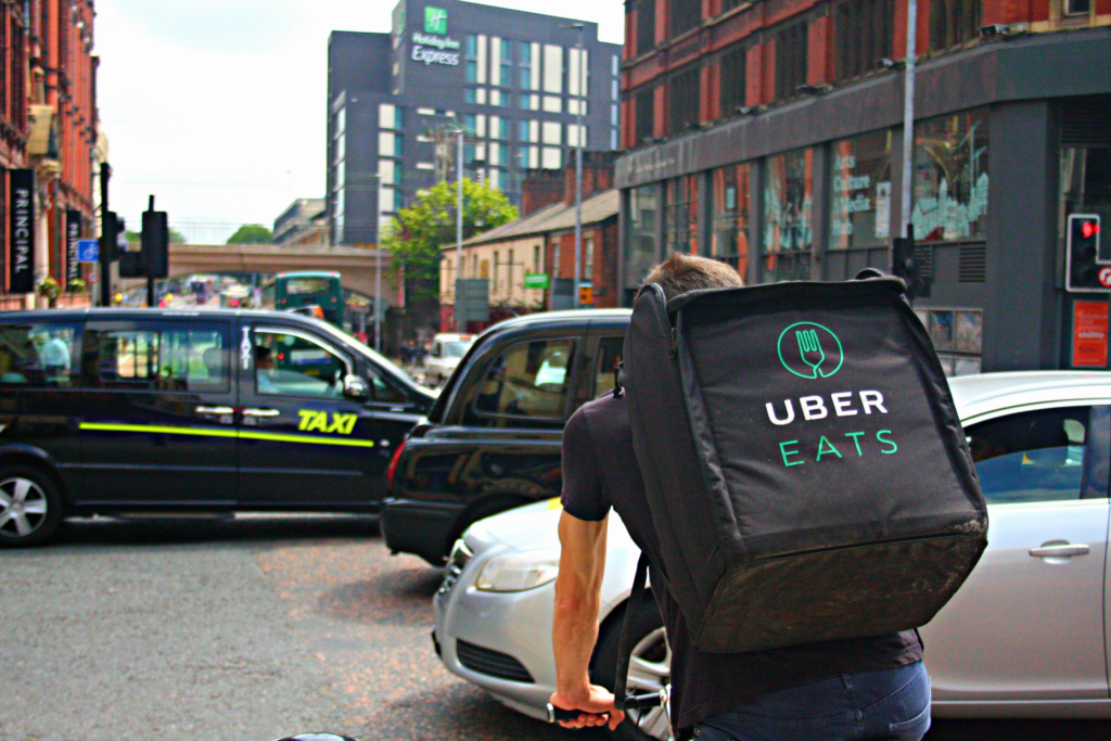 Rider Uber Eats, un chiaro esempio di food delivery.